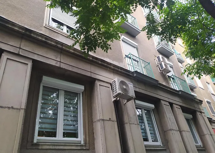 Lady Mabel's Near To Arena, Puskas Stadion And Park, With Guarded Parking Place Daire